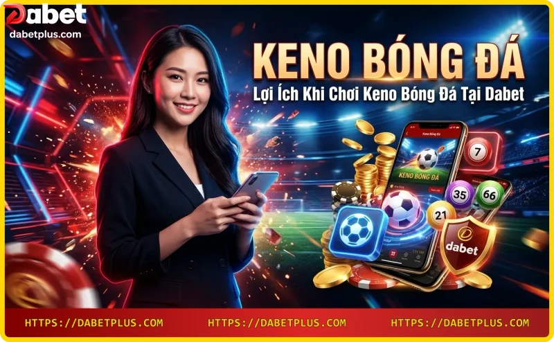 Tay cầm điện thoại hiển thị giao diện keno bóng đá, có chip cược bên cạnh